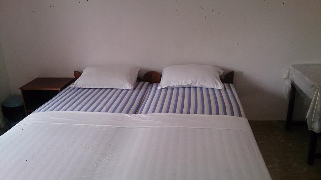 Domingos Guest House Бага Стая снимка