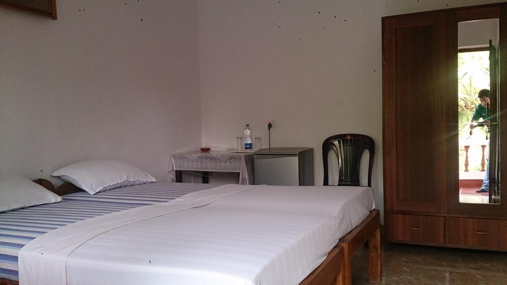 Domingos Guest House Бага Стая снимка